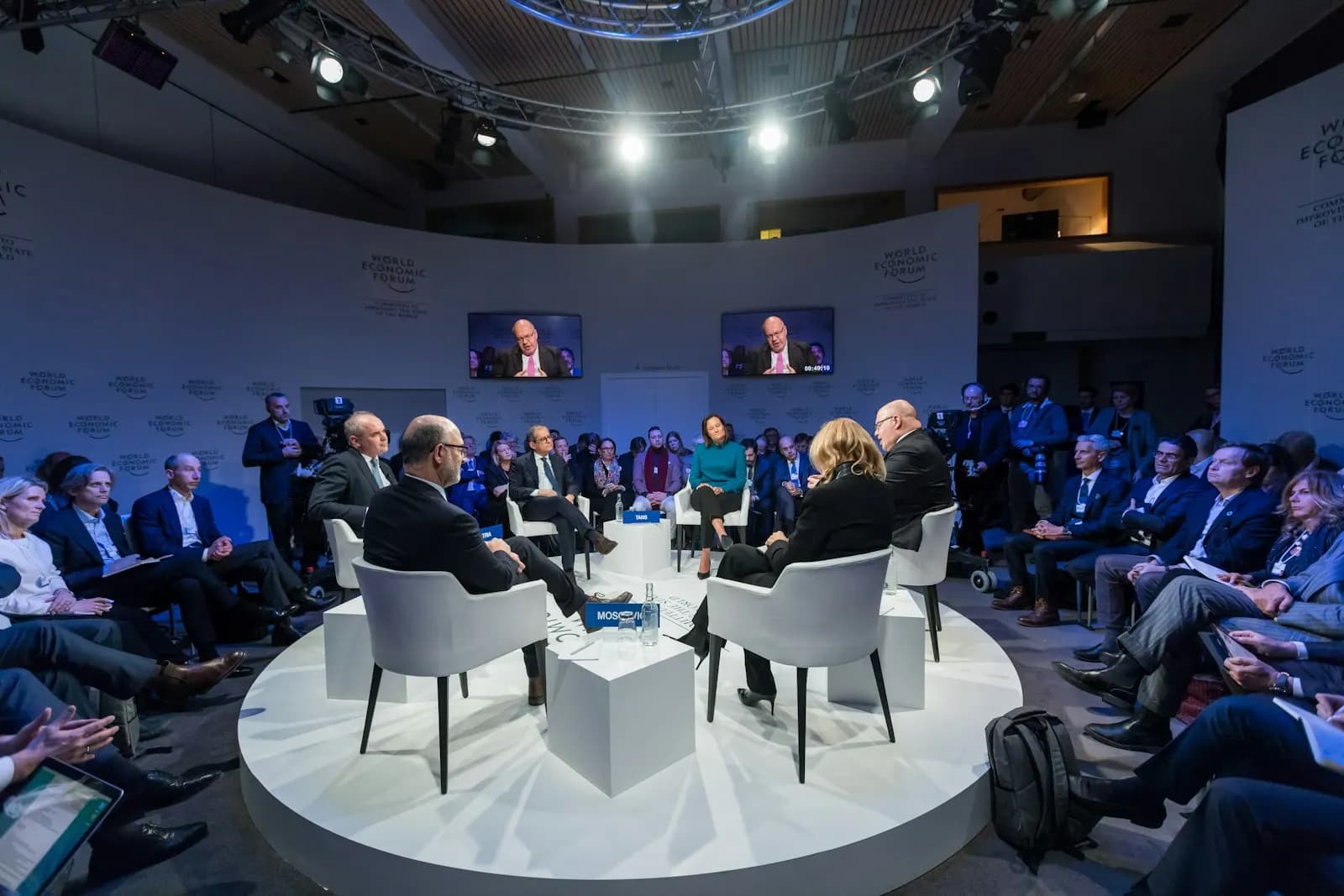 Dyskusja panelowa na scenie konferencji